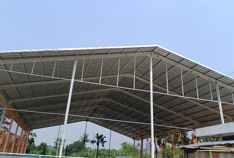 Lapangan basket di Universitas Indonesia hasil konstruksi Tripilar Konstruksi